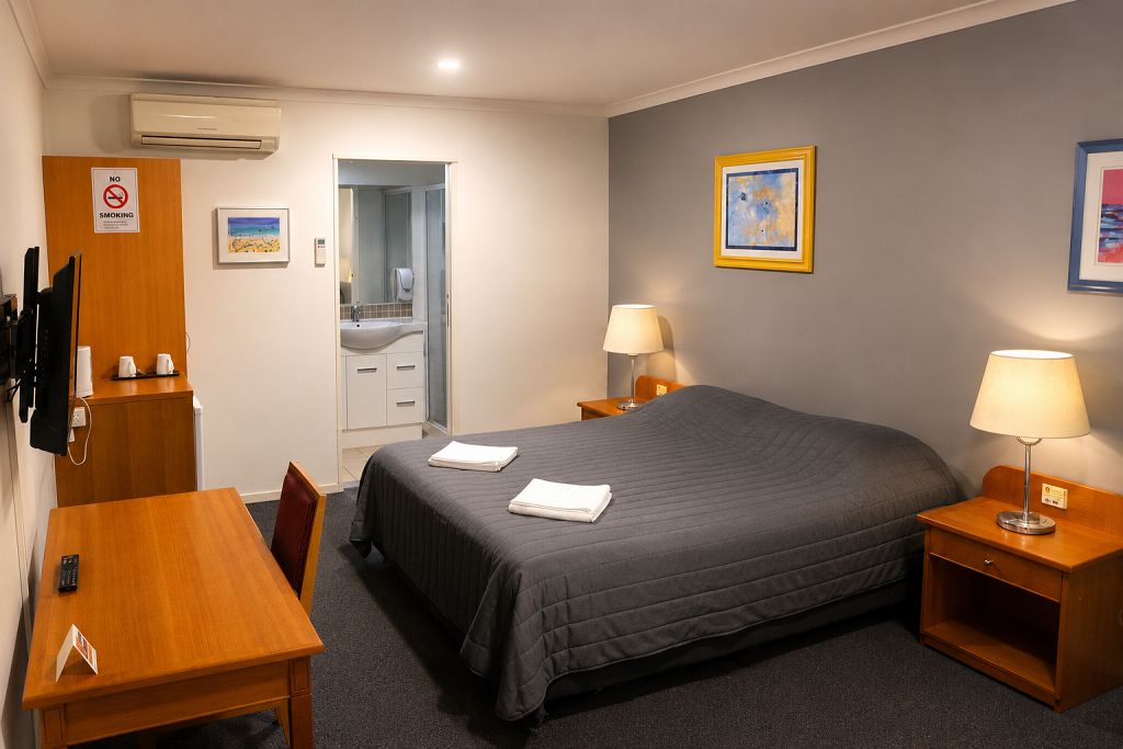 Queen Room - Queensport Tavern & Motel